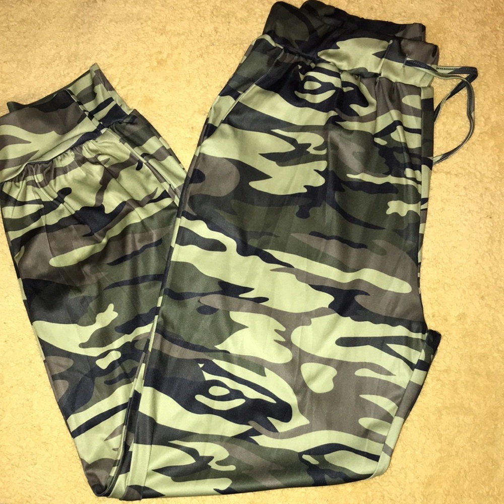 Camo Suitsuit/Women wear, size XL. Drawstring pants and long sleeve top. - Picture 4 of 4